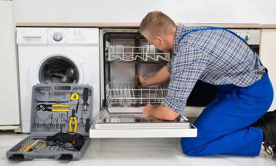 Torbalı LG servisi teknisyen ekibi beyaz eşya tamiri yaparken